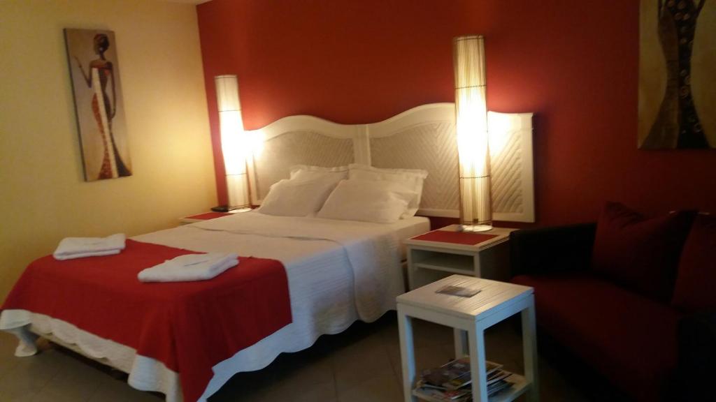 哥西尔Résidence de la Vielle Tour - Studio particulier vue mer的酒店客房,配有床和沙发