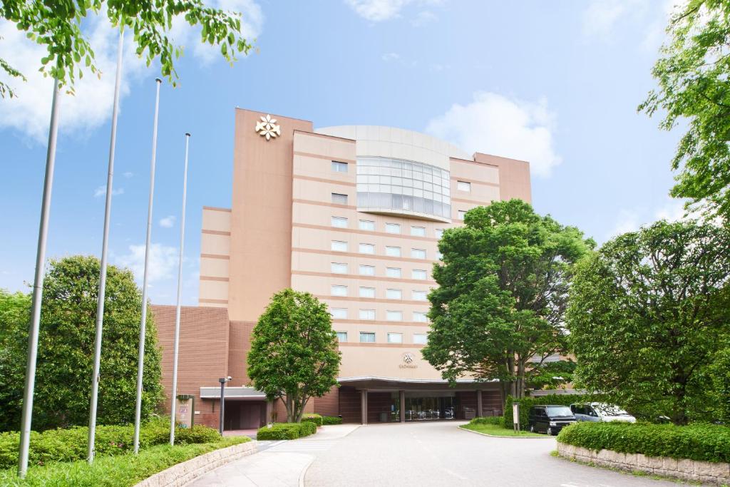 AkishimaForest Inn Showakan (Okura Hotels & Resorts)的一座建筑的顶部有一个钟楼