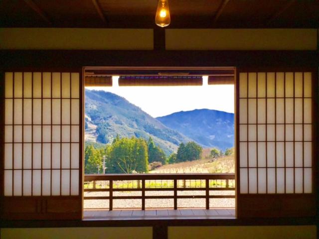 Ochi缘盖斯特旅馆的山景客房的窗户