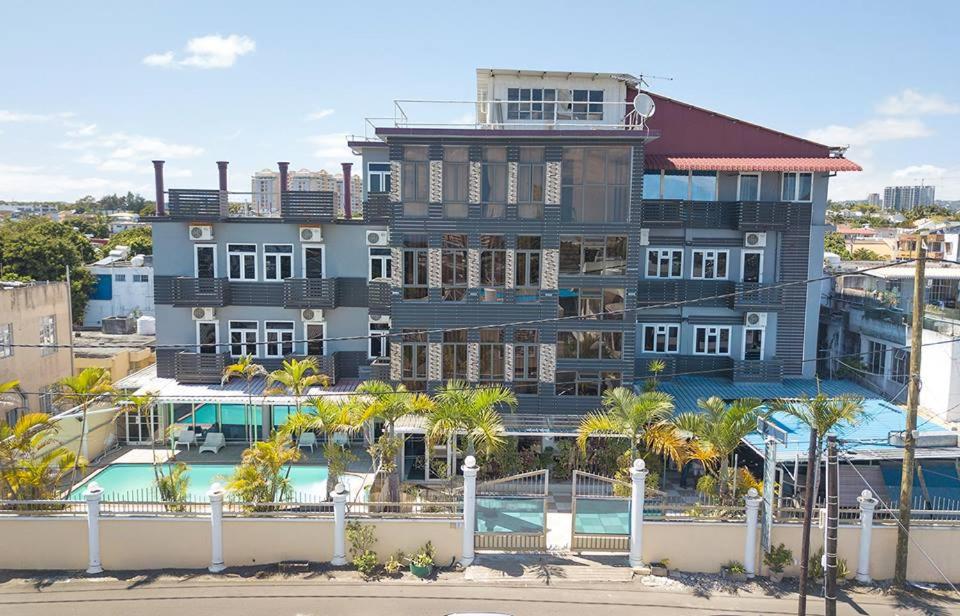 卡特勒博尔纳Mountview Tourist Residence的一座大型建筑,前面设有一个游泳池
