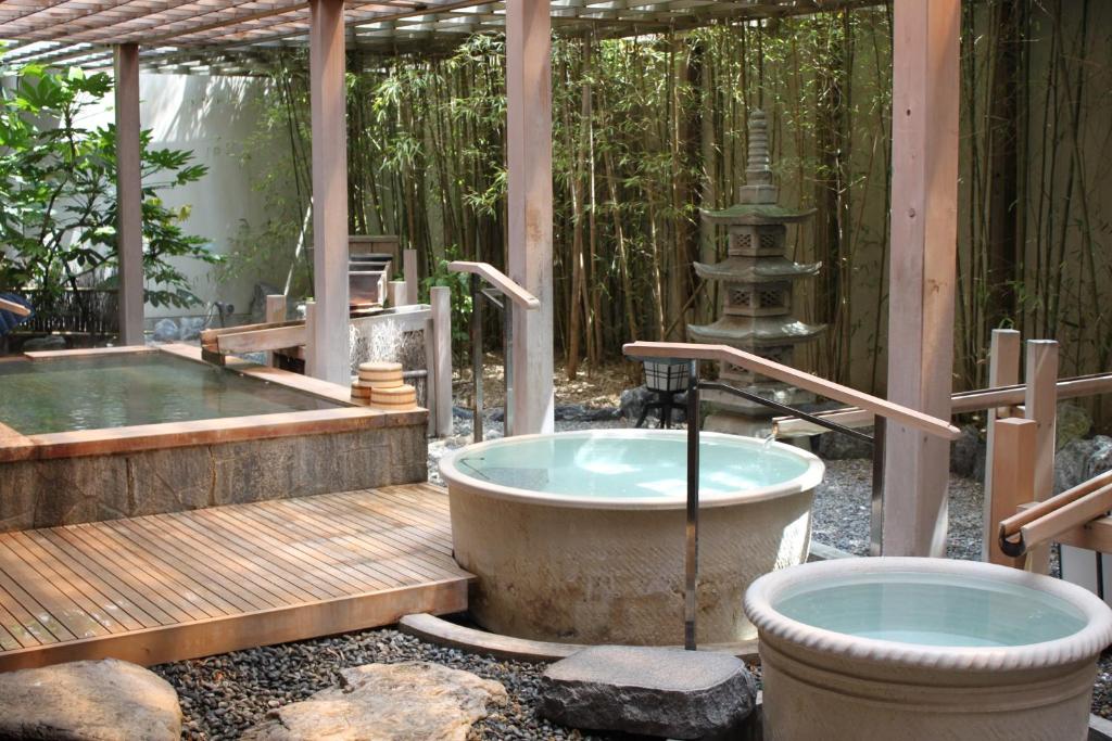 函馆花菱酒店的木制甲板上的按摩浴缸