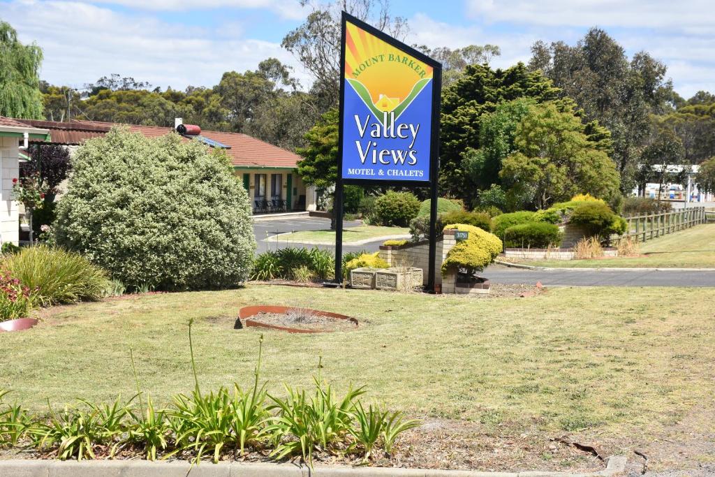 Mount BarkerMount Barker Valley Views Motel & Chalets, Western Australia的庭院中山谷景汽车旅馆的标志