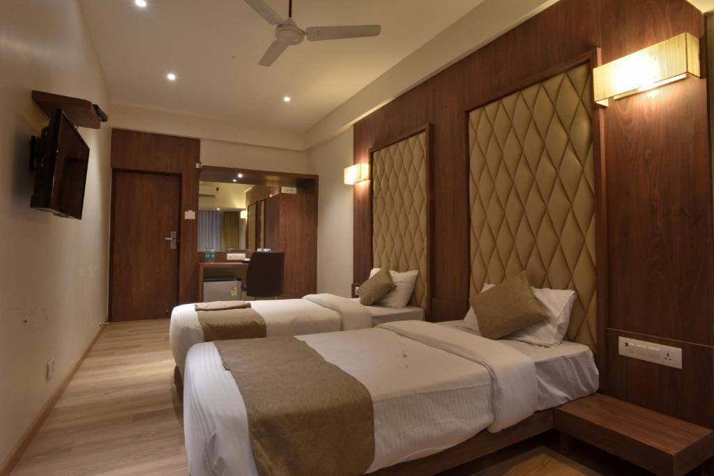 孟买The Aarya的酒店客房设有两张床和电视。