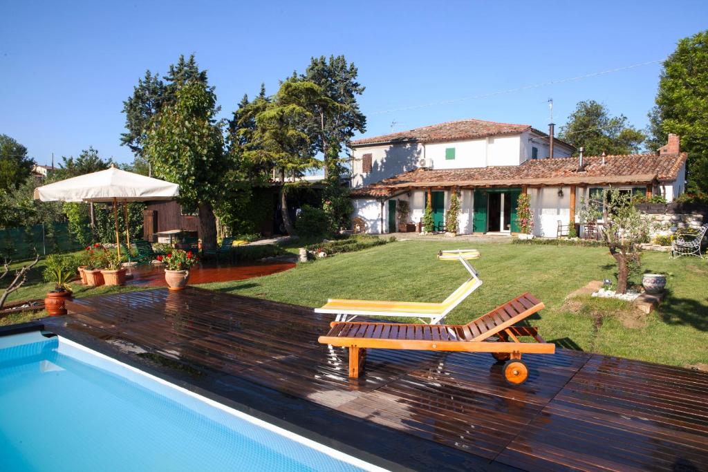 里米尼Casa S.Paolo的一座带游泳池和房子的房子