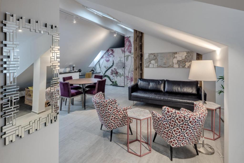 巴登smartroom The Residence la Cittadella Baden的带沙发、椅子和桌子的客厅