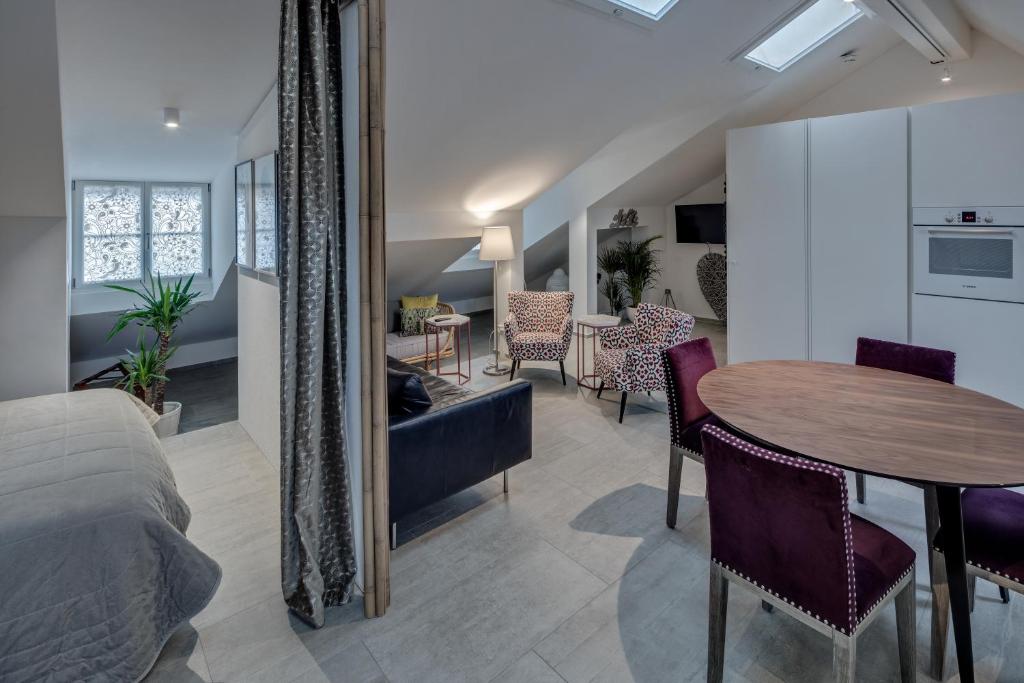 巴登smartroom The Residence la Cittadella Baden的一间有床、桌子和椅子的房间