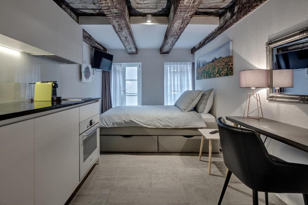 smartroom The Residence la Cittadella Baden的厨房或小厨房