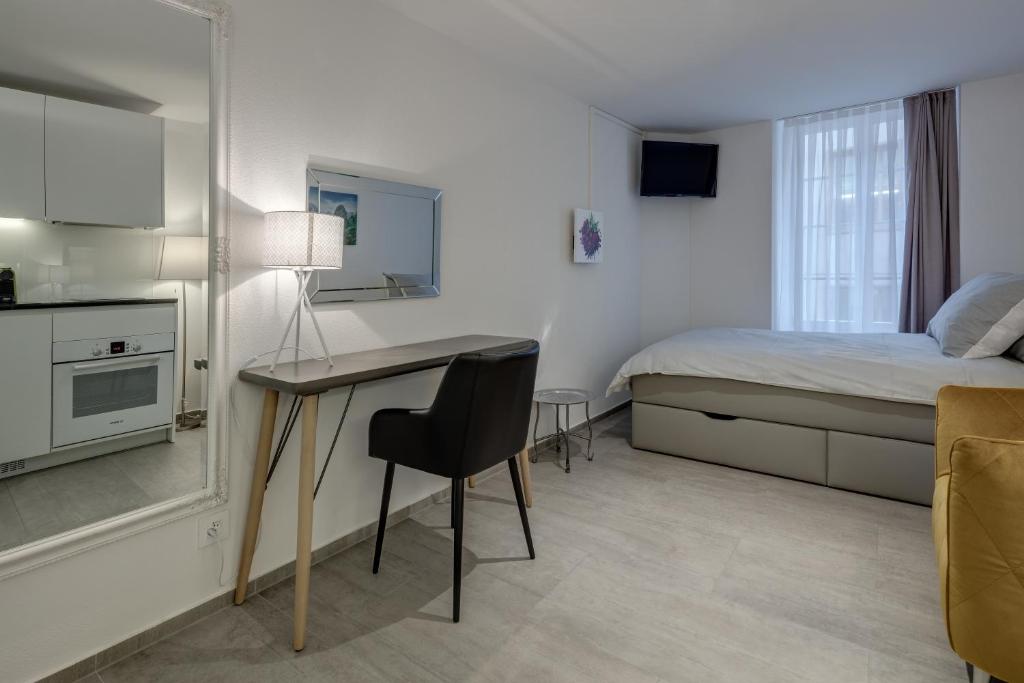 smartroom The Residence la Cittadella Baden的厨房或小厨房