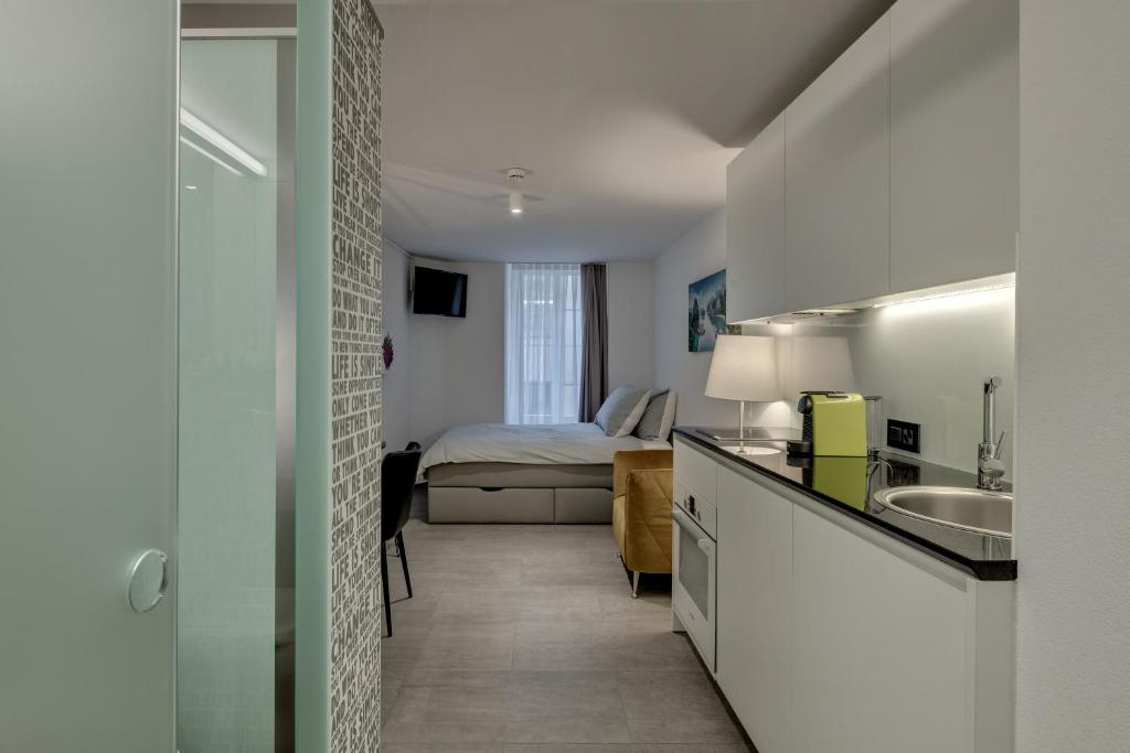 smartroom The Residence la Cittadella Baden的厨房或小厨房