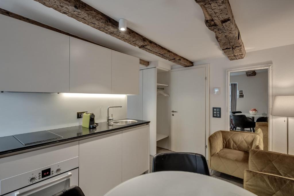 smartroom The Residence la Cittadella Baden的厨房或小厨房