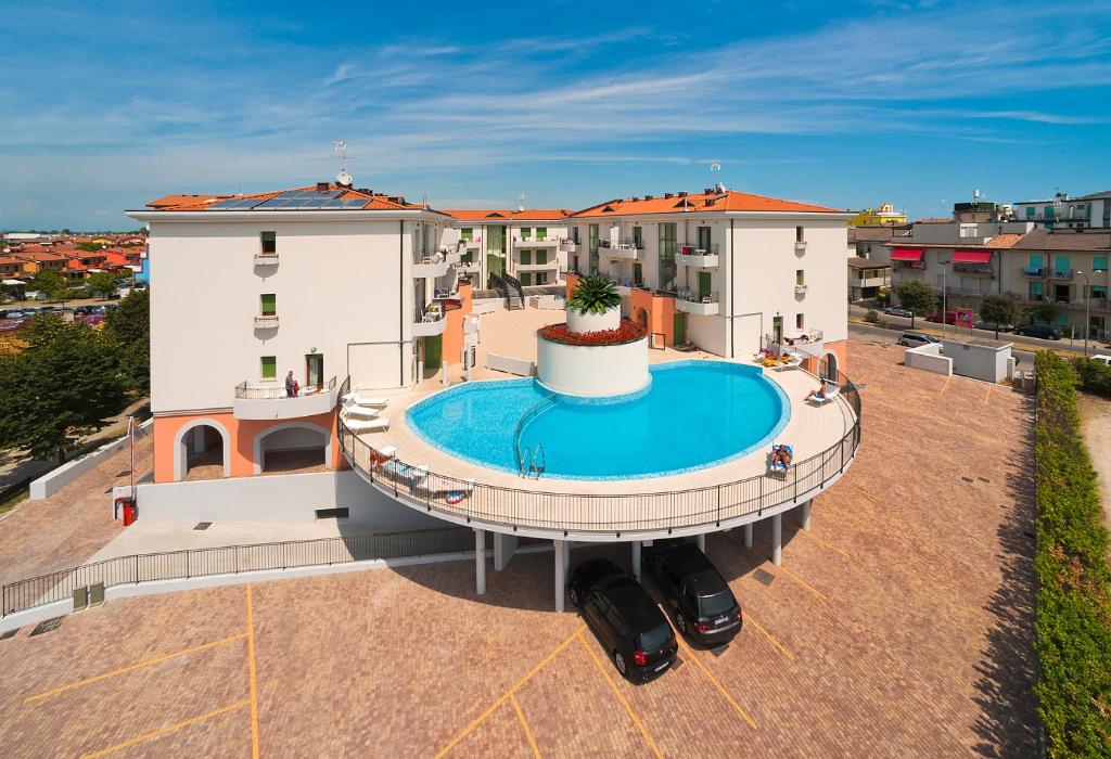 卡奥莱Residence Galleria Gran Madò的享有带游泳池的大楼的顶部景致
