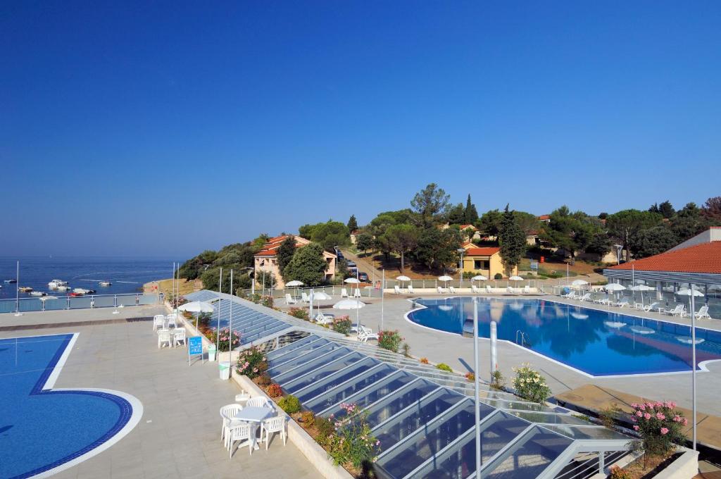弗尔萨尔Maistra Select Petalon Resort的度假酒店游泳池的正面景致