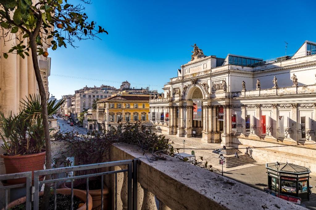 罗马吉奥里纳森纳勒酒店的阳台享有城市美景。