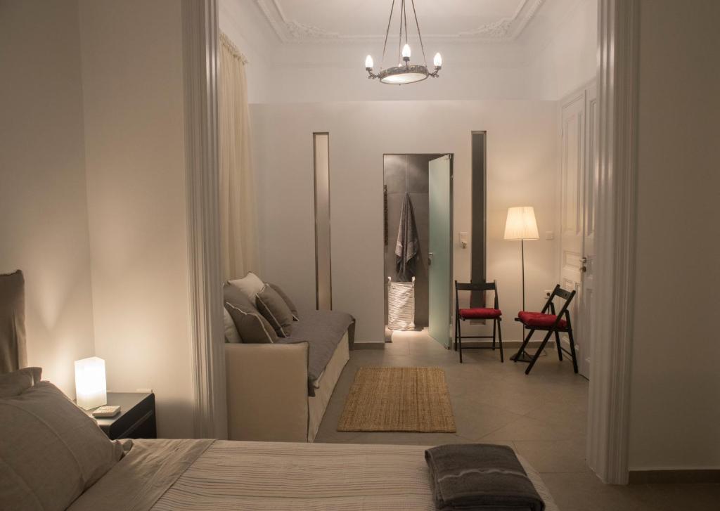 雅典雅典新古典主义别墅的一间卧室设有一张床和一间客厅。
