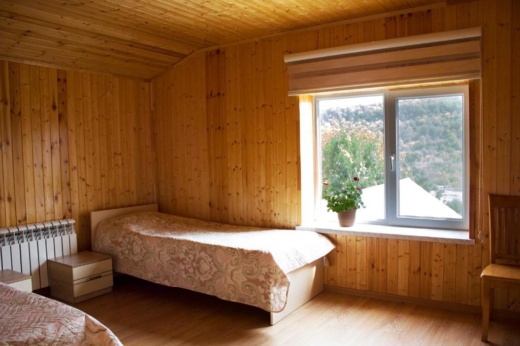 库萨雷Villa Premium Qusar的一间卧室设有一张床和一个窗口