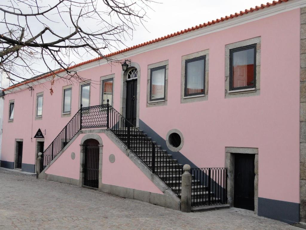 LajeosaCasa do Brigadeiro的粉红色的房子前面设有楼梯