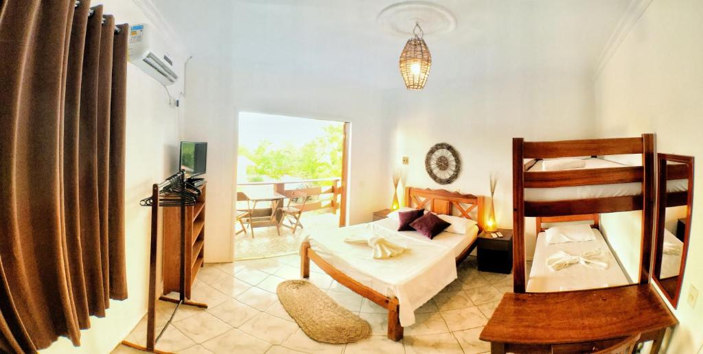 杰里科科拉瓜拉尼杰里别墅的一间卧室,卧室内配有一张床和一把椅子