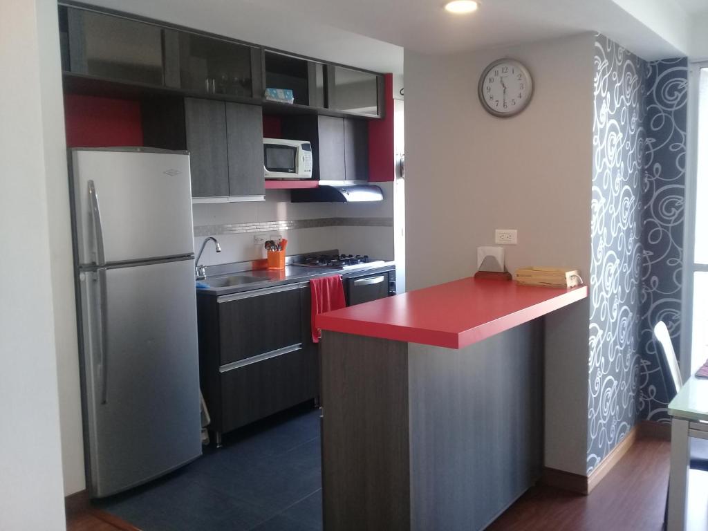 萨瓦内塔萨巴内塔公寓的厨房配有冰箱和红色台面