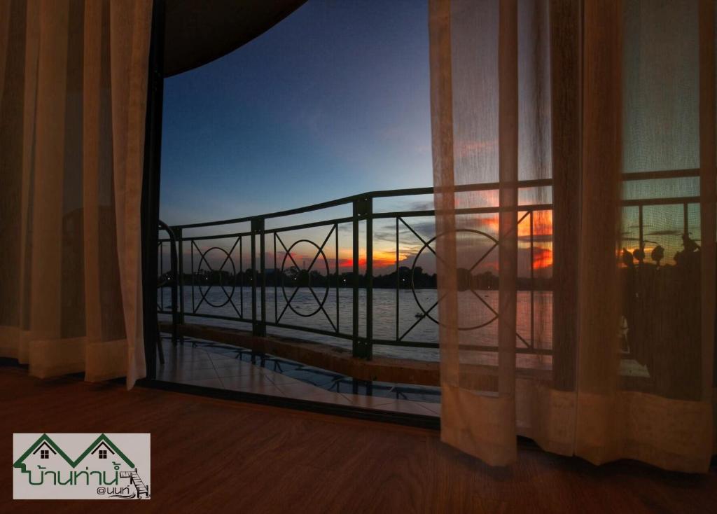 暖武里府班塔纳姆农特公寓式酒店的客房设有海景窗户。