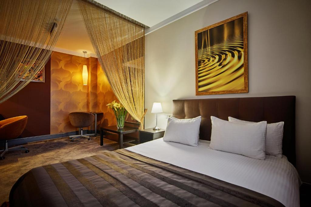 苏尔古特艺术酒店的配有一张床和一把椅子的酒店客房