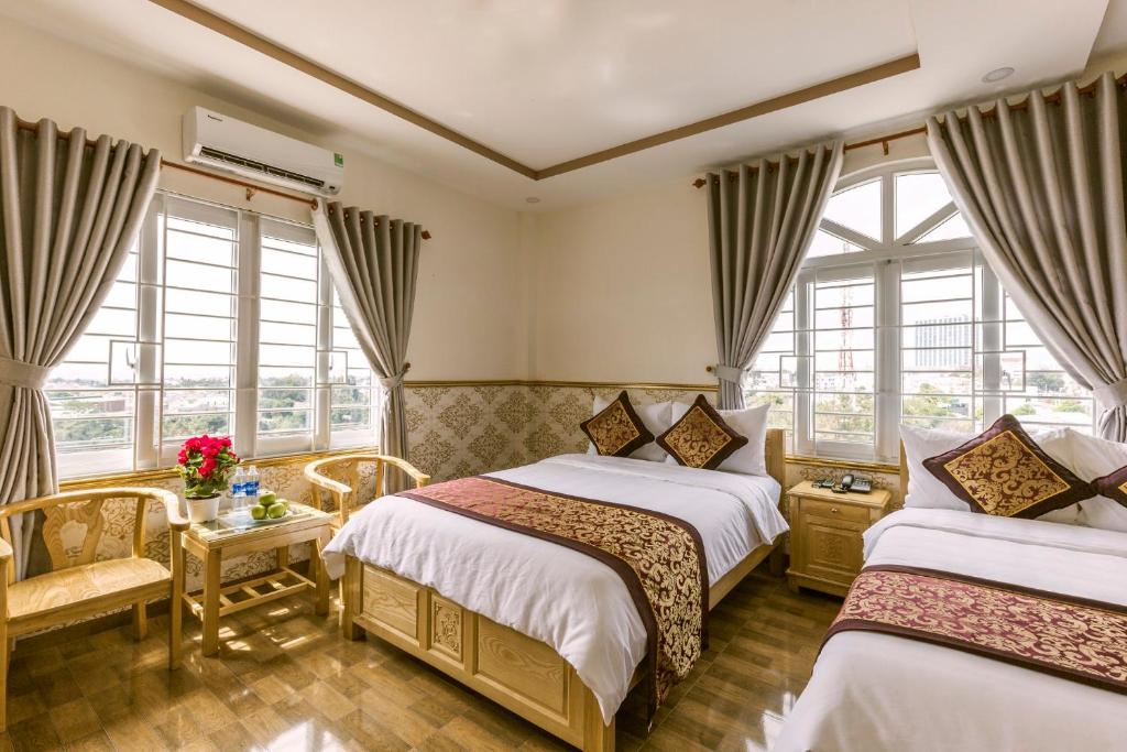 邦美蜀AEC班米酒店的酒店客房带两张床和窗户