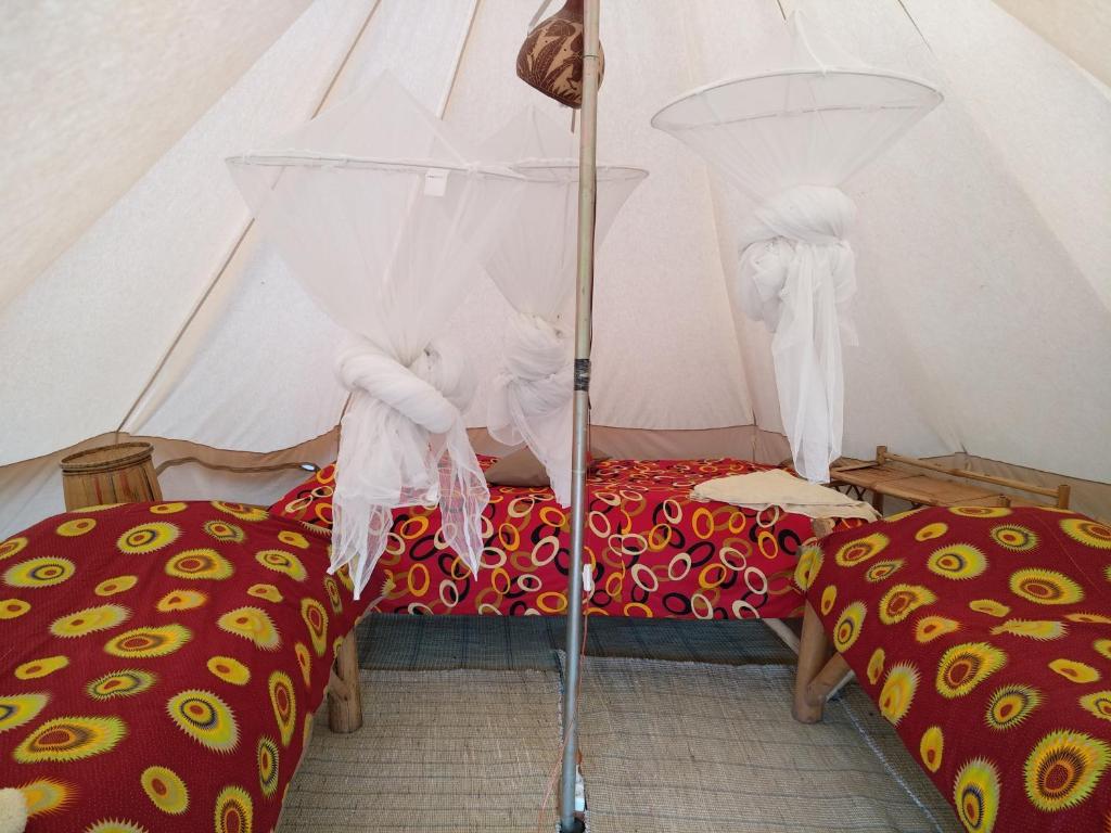 吉塞尼因祖旅馆的帐篷内带两张床的房间