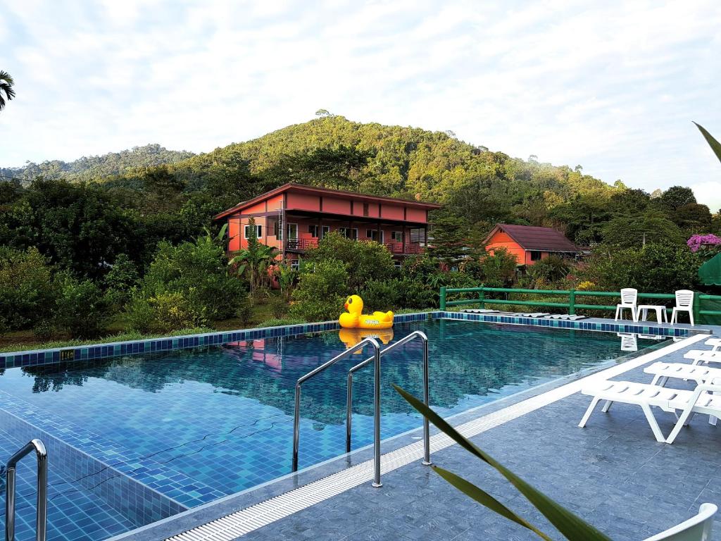 考索考索乡村度假村的山屋前的游泳池