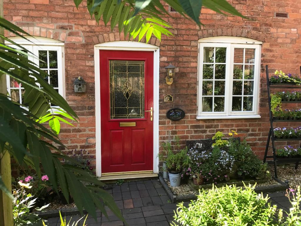 绍斯韦尔Southwell的砖屋的红色门,有两扇窗户