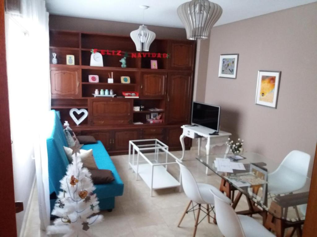 科尔多瓦科尔多瓦千色公寓 的客厅配有蓝色的沙发和桌子