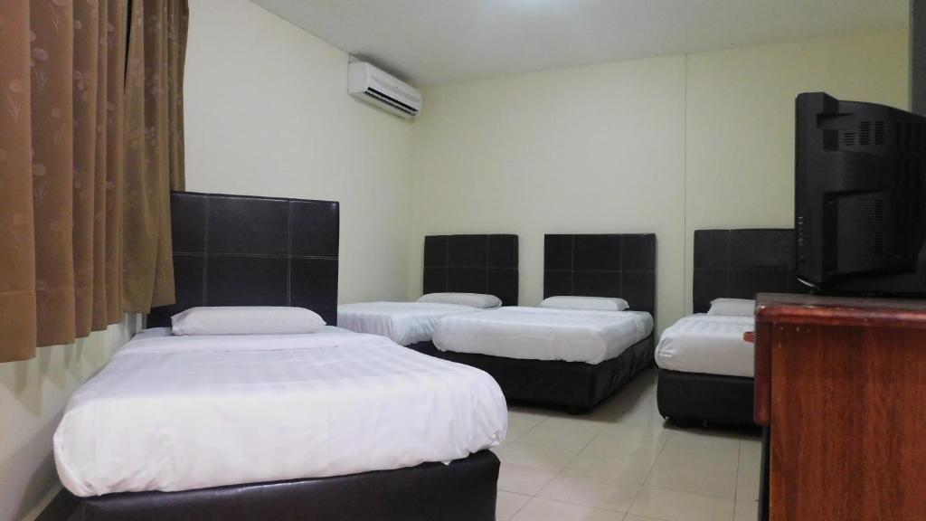 拿笃海洋酒店的客房设有三张床和一台平面电视。
