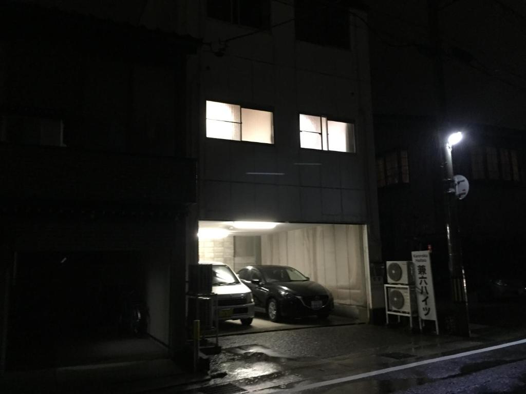 金泽兼六高地205号公寓的夜间停在大楼前的汽车