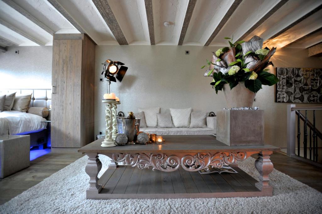 BazelSuite & B by Hofke van Bazel的客厅配有沙发和桌子