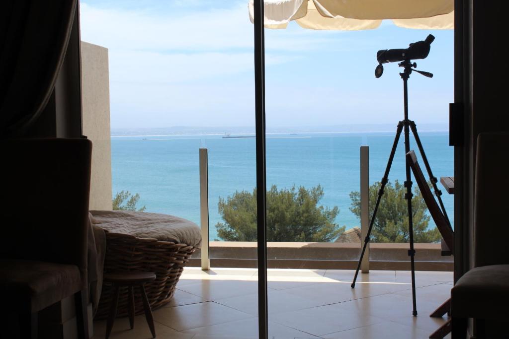 莫塞尔湾Seafront Apartment in Mossel Bay的海景客房的三脚架上安装了摄像头