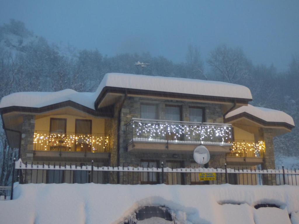 Villefranche睡鼠书房度假屋的雪中遮盖着圣诞灯的房子