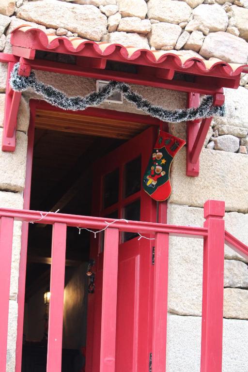 塞亚Casa do Tio João的大楼的红色门,上面有标志