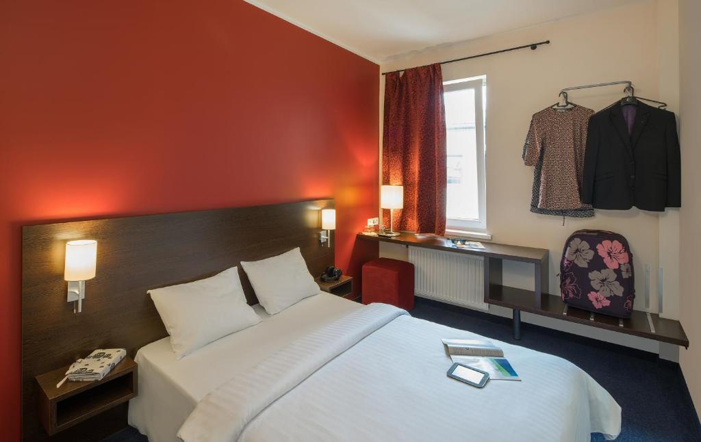 里加杜多酒店的酒店客房设有白色的床和窗户。