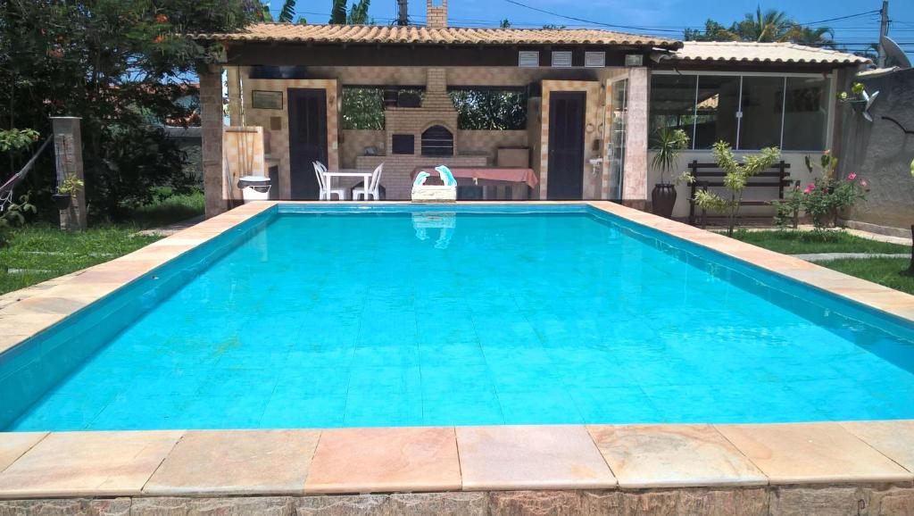 阿拉鲁阿马Recanto Suítes的一座房子后院的游泳池