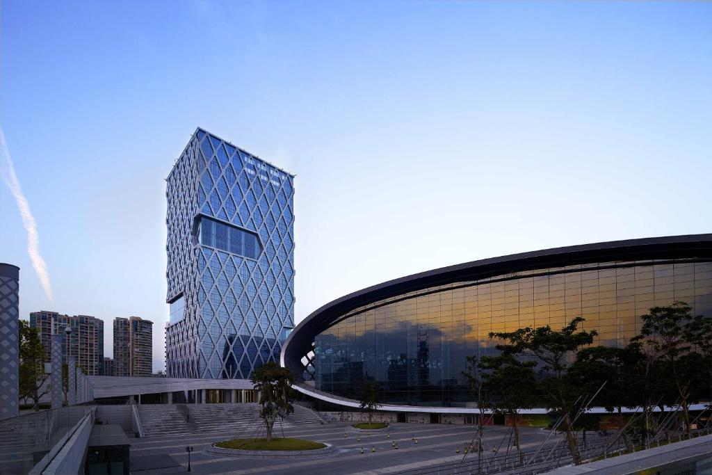 深圳深圳湾木棉花酒店的城市前方的大建筑