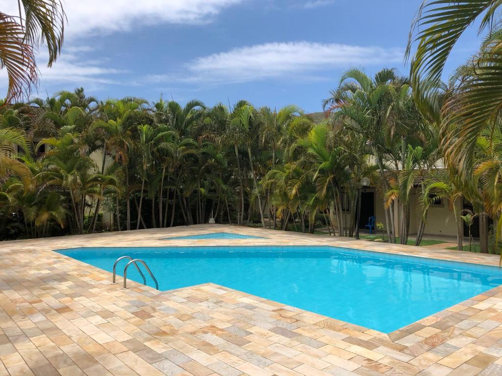 圣塞巴斯蒂安Paúba Beach House的棕榈树度假村内的游泳池