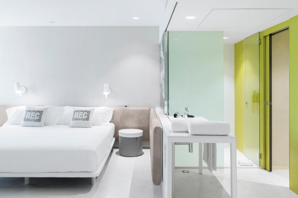 巴塞罗那巴塞罗那雷克酒店（仅限成人入住）的客厅配有白色的沙发和桌子