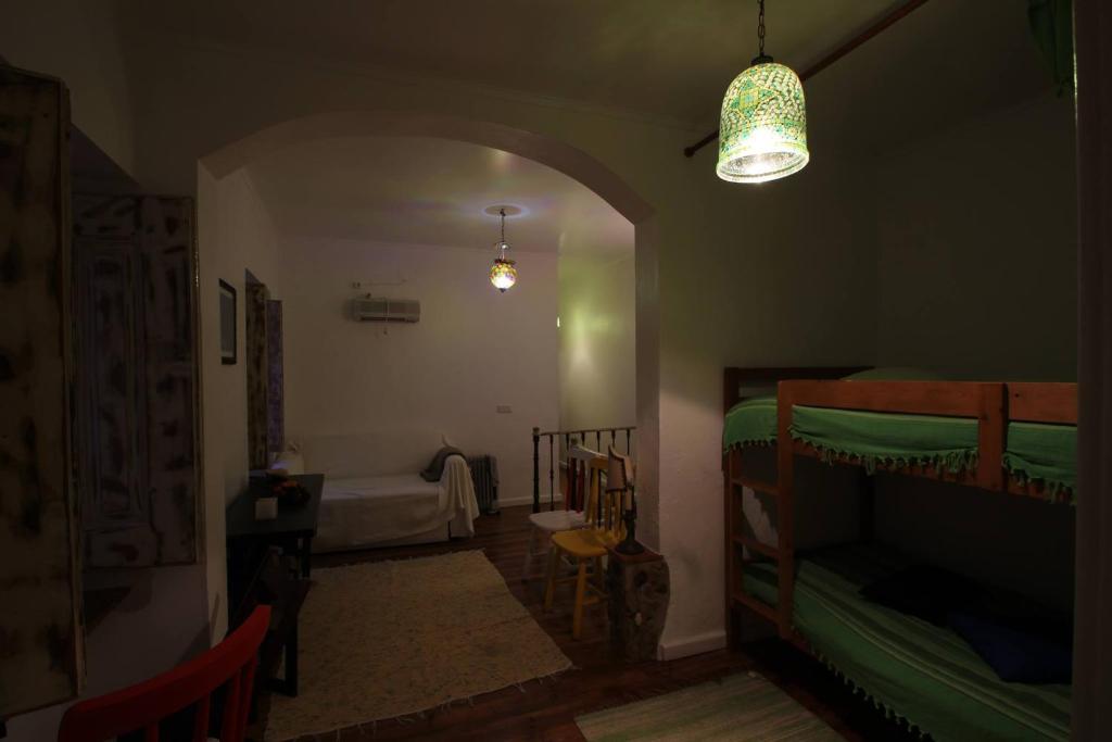 辛特拉塞姆坎蒂加3号度假屋的带两张双层床的客房和走廊