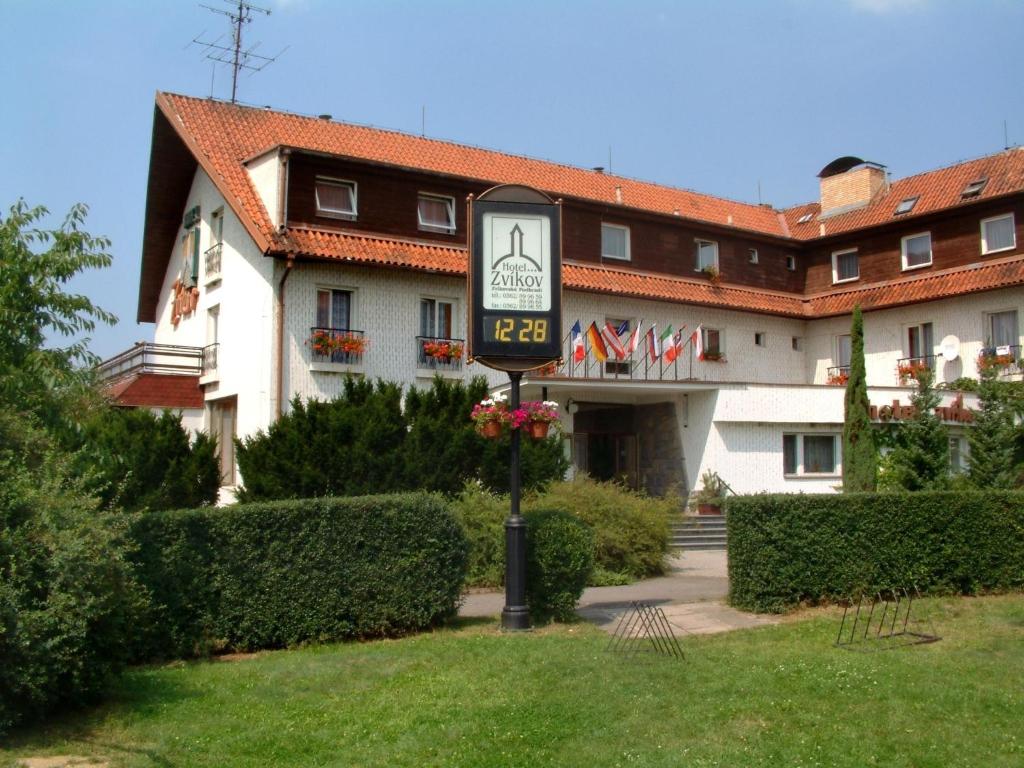 济维科夫斯科波德拉迪Resort Hotel Zvíkov的建筑前有标志的酒店