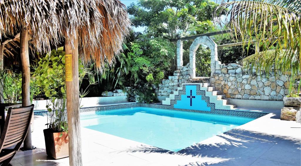 伊萨马尔Hacienda Hotel Santo Domingo的一座带石墙的庭院内的游泳池