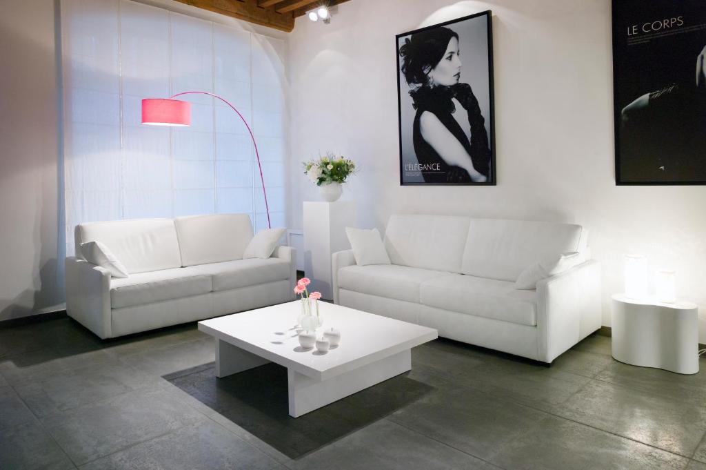 博讷梅森布兰奇的客厅配有2张白色沙发和1张咖啡桌