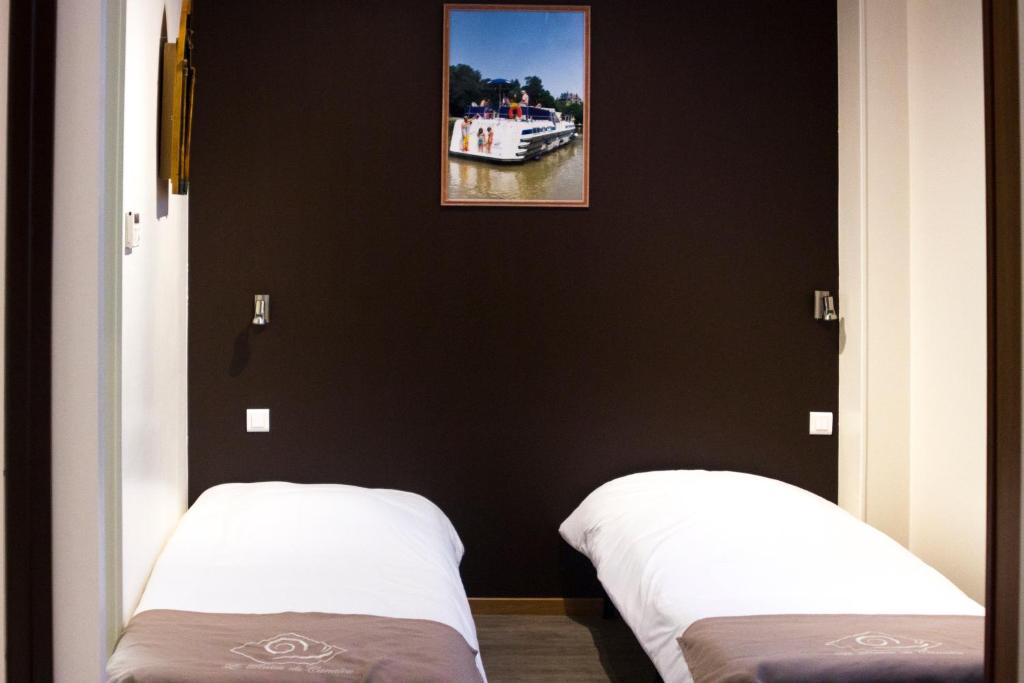 迪关瑞莱斯卡纳罗酒店的墙上有两张照片的房间