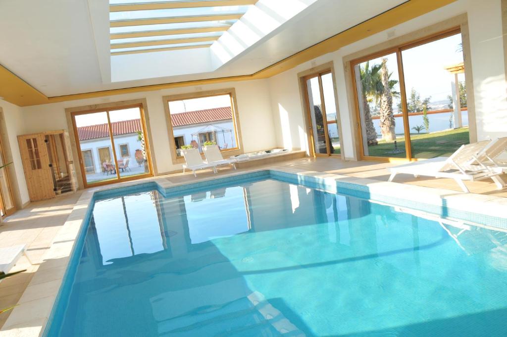 劳林哈莫里奴别墅酒店的一座蓝色水的大型游泳池