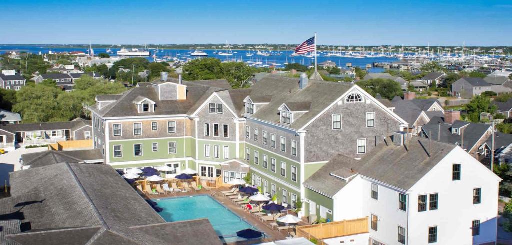 楠塔基特The Nantucket Hotel & Resort的享有带游泳池的房屋的空中景致