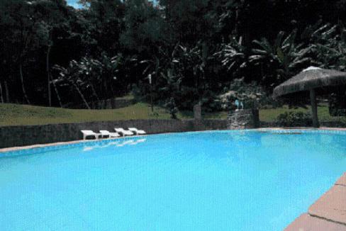 卡舒埃拉斯迪马卡库马卡法罗旅馆的一个带2把躺椅的大型蓝色游泳池