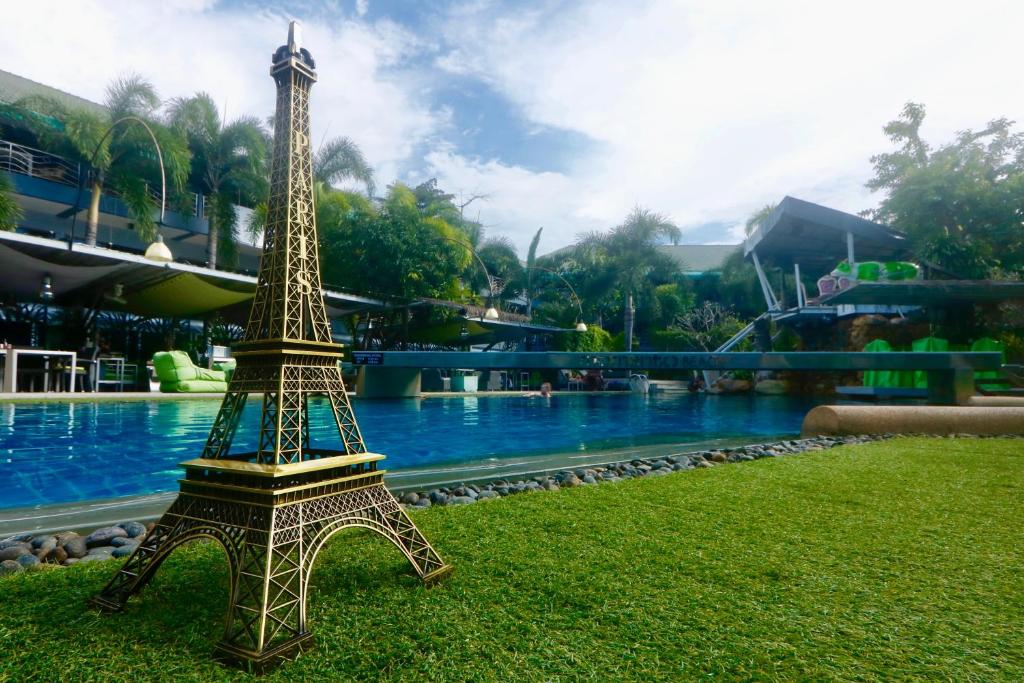 南芭堤雅时代度假酒店的一座游泳池旁的艾菲尔铁塔模型