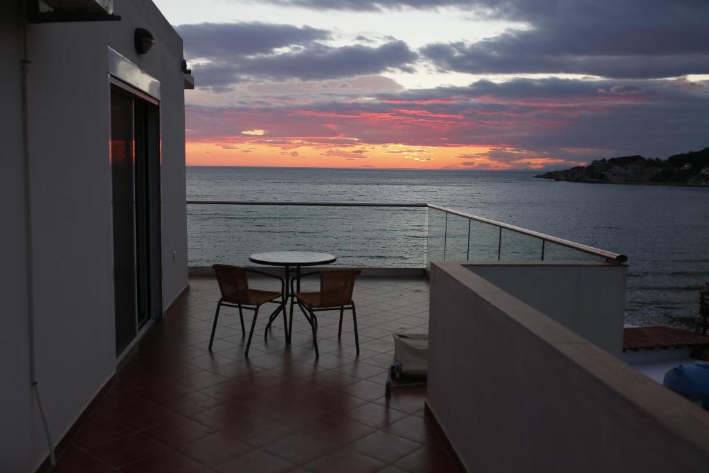 乌尔齐尼Casa Mila apartments & bungalows的一个带桌椅的海景阳台
